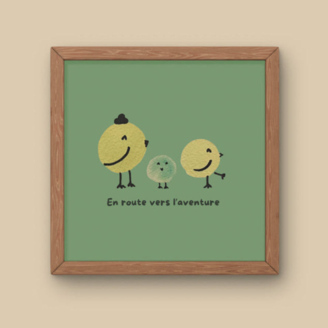 Illustration aquarelle trois poussins jaunes et verts marchant avec texte en route vers l'aventure pour décoration chambre bébé mixte.