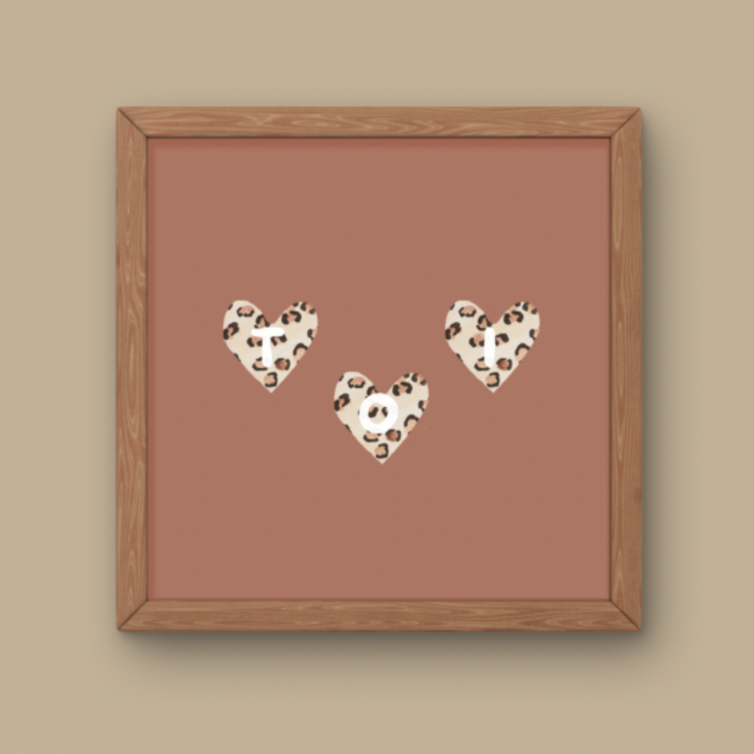 Illustration minimaliste trois cœurs avec motif léopard pour décoration chambre bébé tendance et bohème.