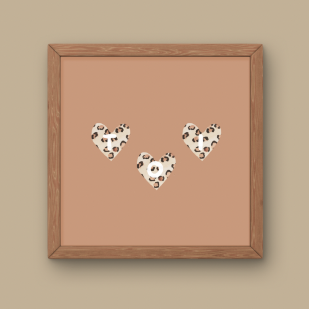 Illustration minimaliste trois cœurs avec motif léopard pour décoration chambre bébé tendance et bohème.
