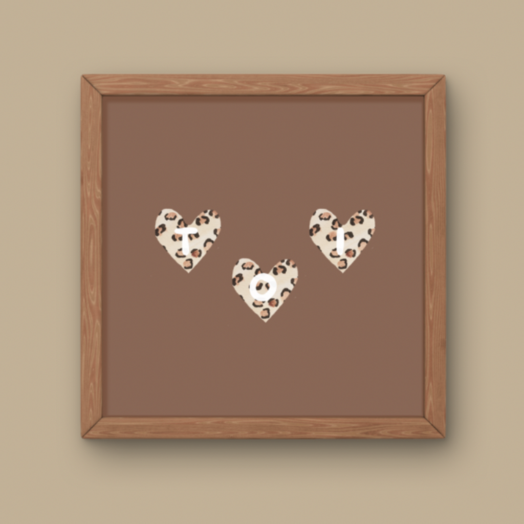 Illustration minimaliste trois cœurs avec motif léopard pour décoration chambre bébé tendance et bohème.