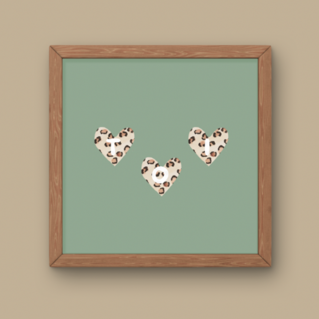 Illustration minimaliste trois cœurs avec motif léopard pour décoration chambre bébé tendance et bohème.