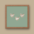 Illustration minimaliste trois cœurs avec motif léopard pour décoration chambre bébé tendance et bohème.
