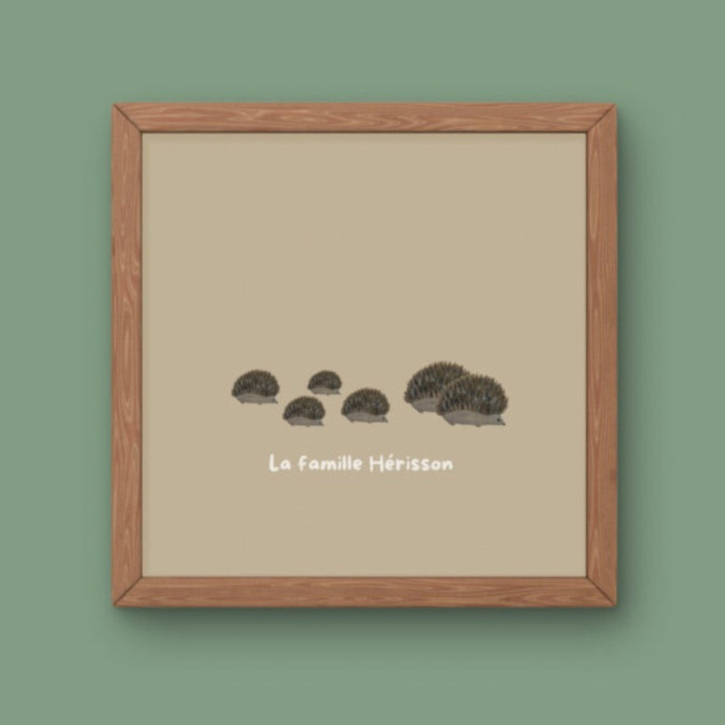 Illustration minimaliste famille hérissons marchant ensemble avec texte La famille Hérisson pour décoration chambre bébé thème forêt.