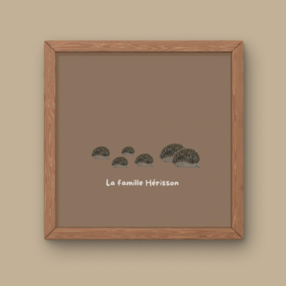 Illustration minimaliste famille hérissons marchant ensemble avec texte La famille Hérisson pour décoration chambre bébé thème forêt.
