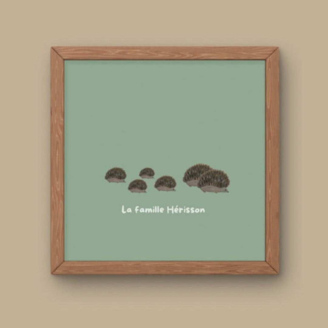 Illustration minimaliste famille hérissons marchant ensemble avec texte La famille Hérisson pour décoration chambre bébé thème forêt.