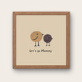 Illustration minimaliste deux oiseaux ocre et marron marchant avec texte Let's go Mummy pour déco chambre enfant.