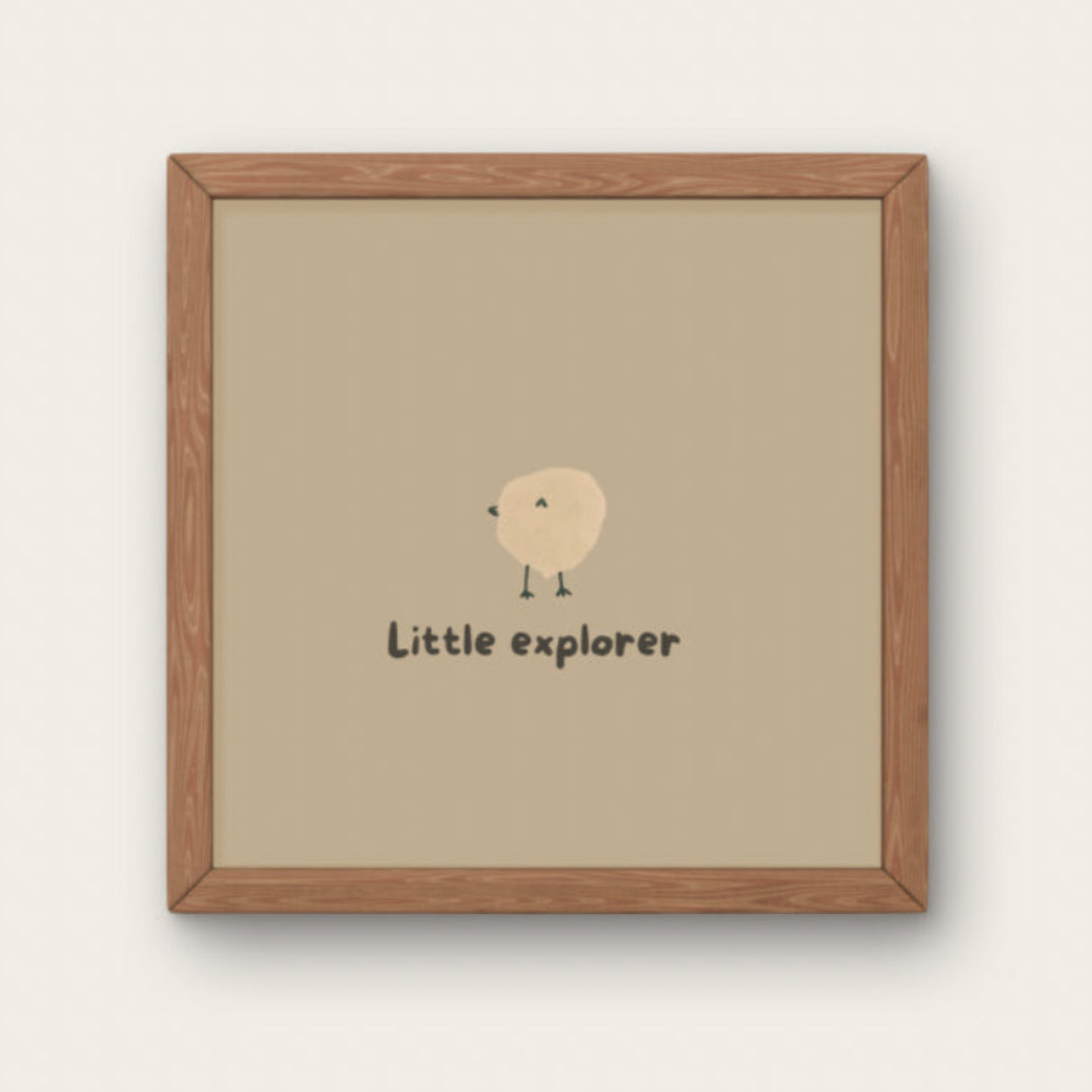 Illustration minimaliste petit oiseau vert sur fond sauge avec texte Little explorer pour décoration chambre bébé mixte.