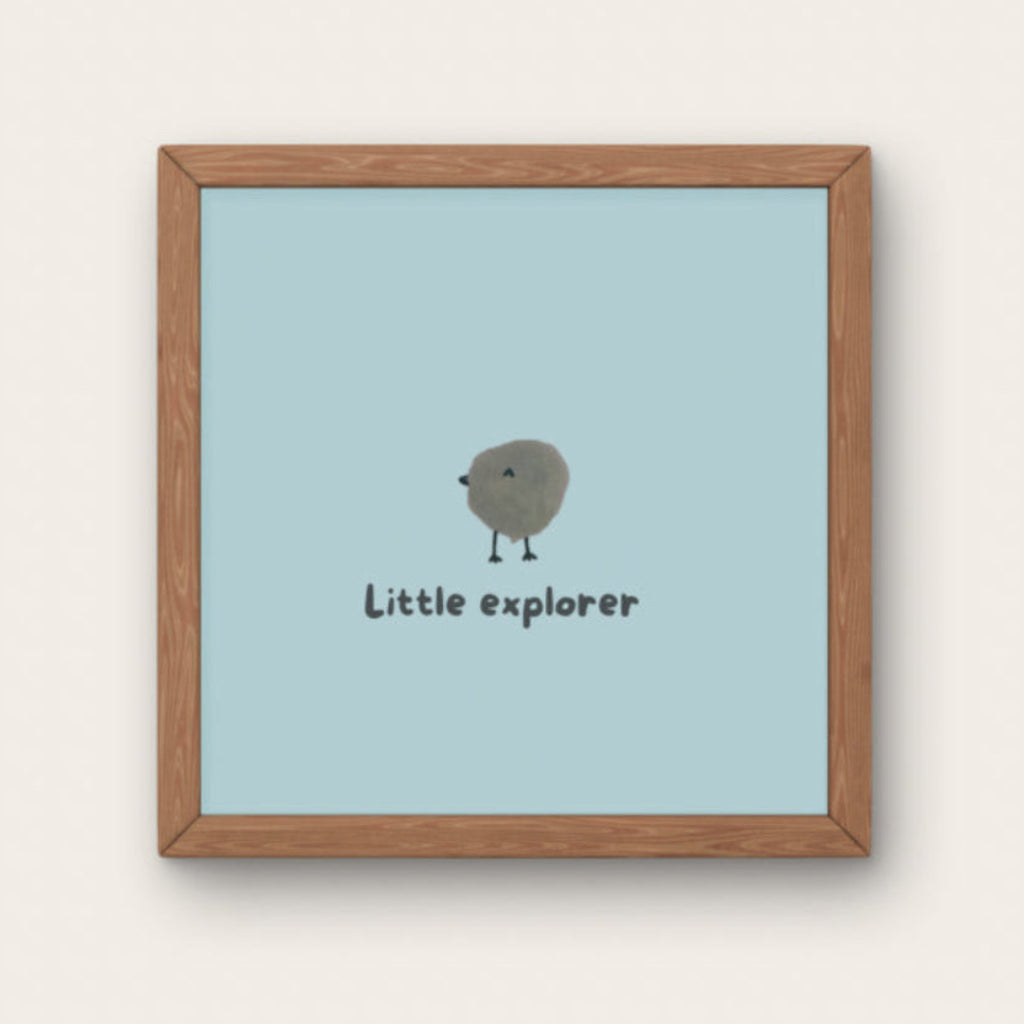 Illustration minimaliste petit oiseau vert sur fond sauge avec texte Little explorer pour décoration chambre bébé mixte.