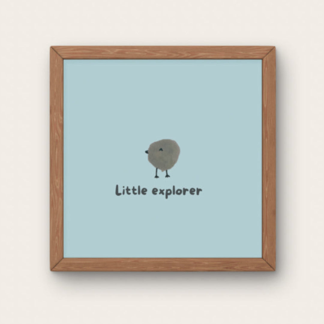 Illustration minimaliste petit oiseau vert sur fond sauge avec texte Little explorer pour décoration chambre bébé mixte.