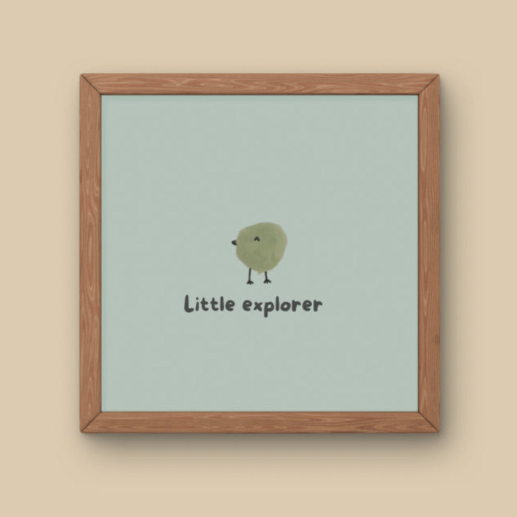 Illustration minimaliste petit oiseau vert sur fond sauge avec texte Little explorer pour décoration chambre bébé mixte.