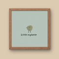 Illustration minimaliste petit oiseau vert sur fond sauge avec texte Little explorer pour décoration chambre bébé mixte.