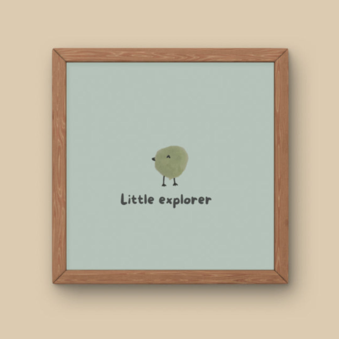 Illustration minimaliste petit oiseau vert sur fond sauge avec texte Little explorer pour décoration chambre bébé mixte.