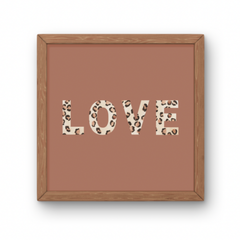 Affiche décorative carrée avec le mot LOVE écrit en grandes lettres majuscules remplies de motif léopard.