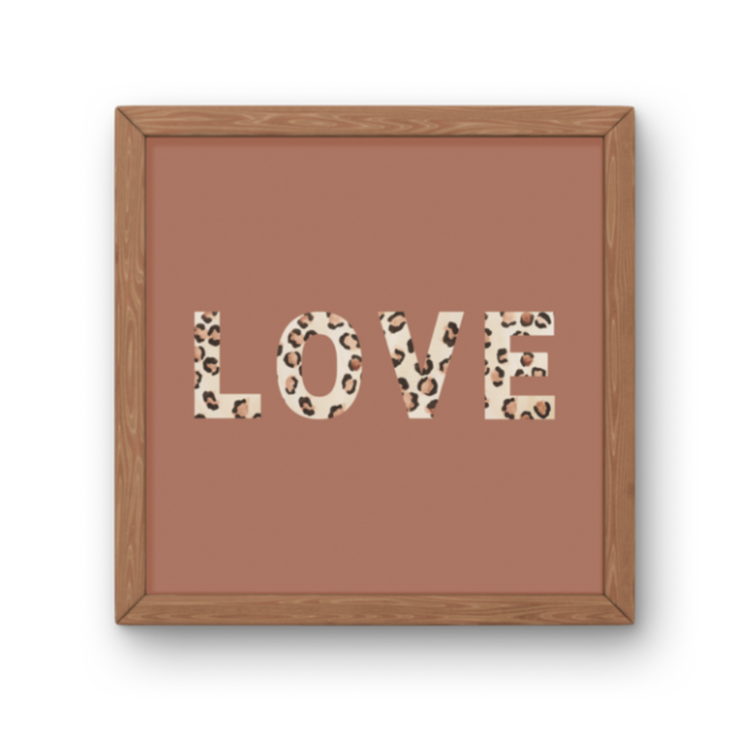 Affiche décorative carrée avec le mot LOVE écrit en grandes lettres majuscules remplies de motif léopard.