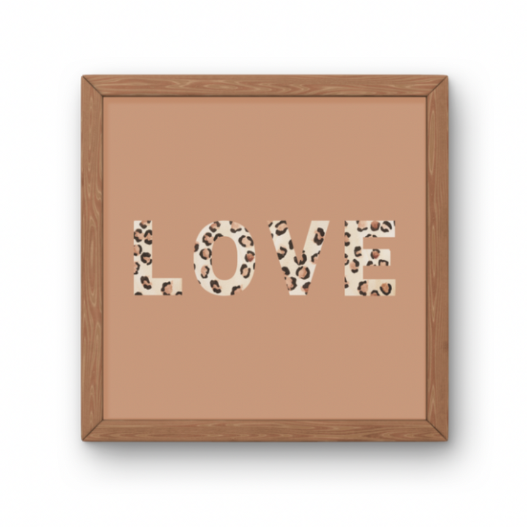 Affiche décorative carrée avec le mot LOVE écrit en grandes lettres majuscules remplies de motif léopard.
