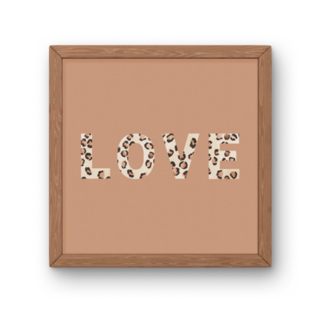 Affiche décorative carrée avec le mot LOVE écrit en grandes lettres majuscules remplies de motif léopard.