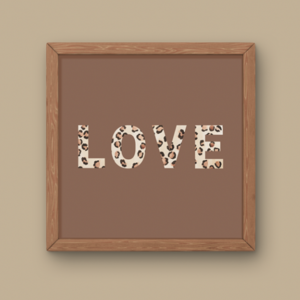 Affiche décorative carrée avec le mot LOVE écrit en grandes lettres majuscules remplies de motif léopard.