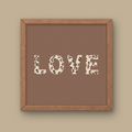 Affiche décorative carrée avec le mot LOVE écrit en grandes lettres majuscules remplies de motif léopard.