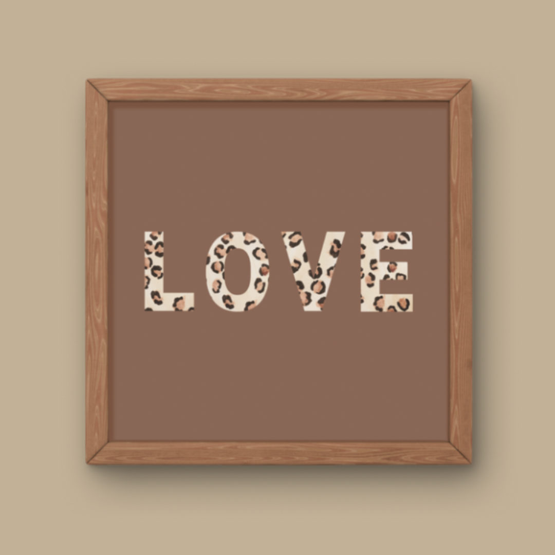 Affiche décorative carrée avec le mot LOVE écrit en grandes lettres majuscules remplies de motif léopard.