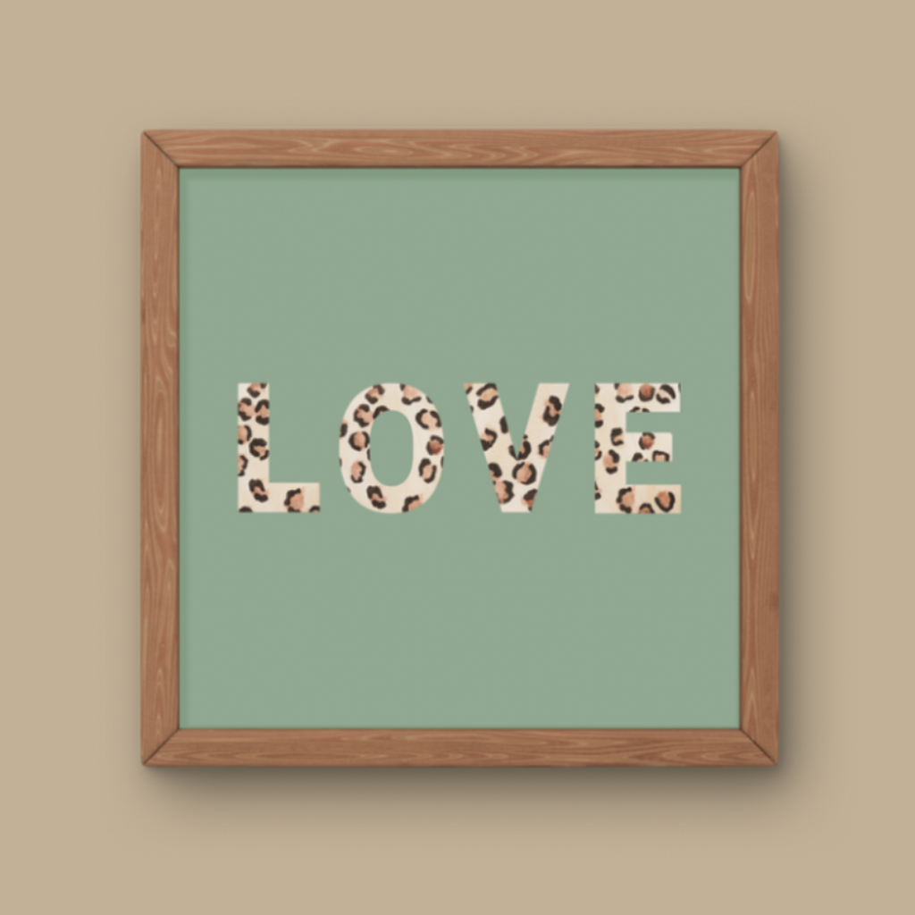 Affiche décorative carrée avec le mot LOVE écrit en grandes lettres majuscules remplies de motif léopard.