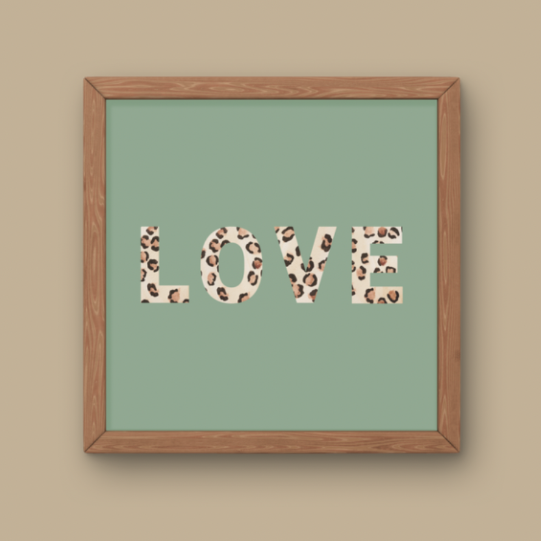 Affiche décorative carrée avec le mot LOVE écrit en grandes lettres majuscules remplies de motif léopard.