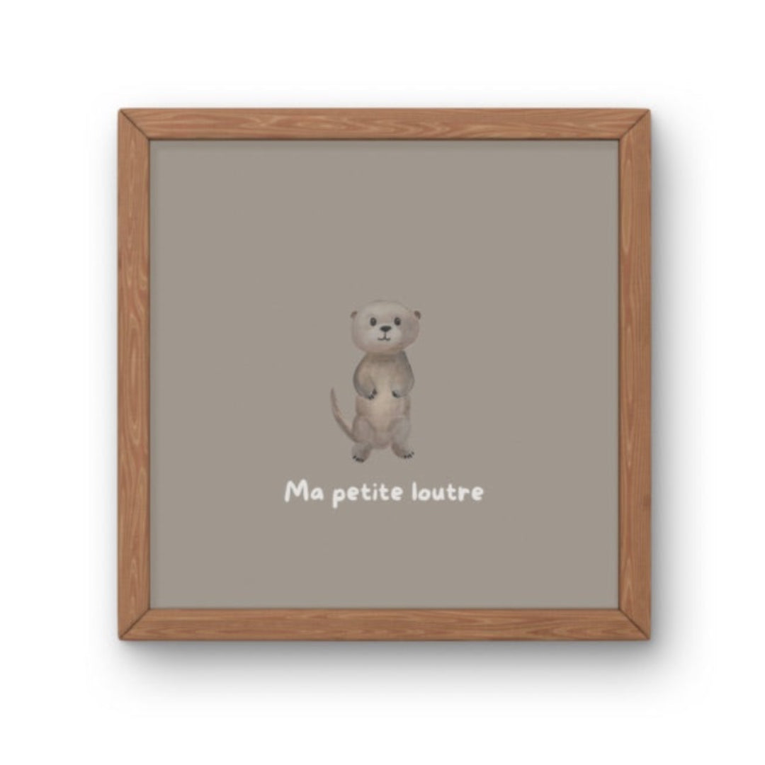 Illustration minimaliste loutre debout mignonne avec texte Ma petite loutre pour décoration chambre bébé thème nature.