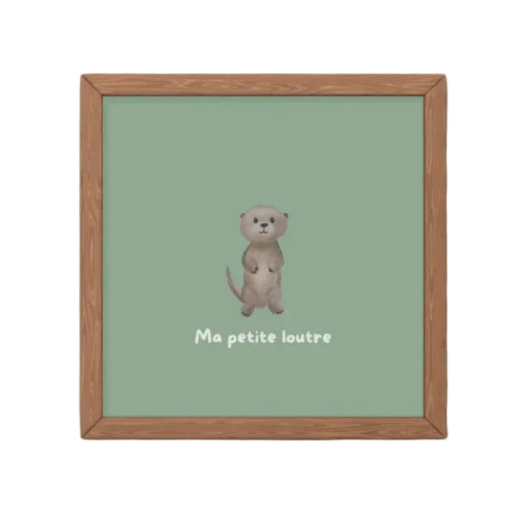 Illustration minimaliste loutre debout mignonne avec texte Ma petite loutre pour décoration chambre bébé thème nature.