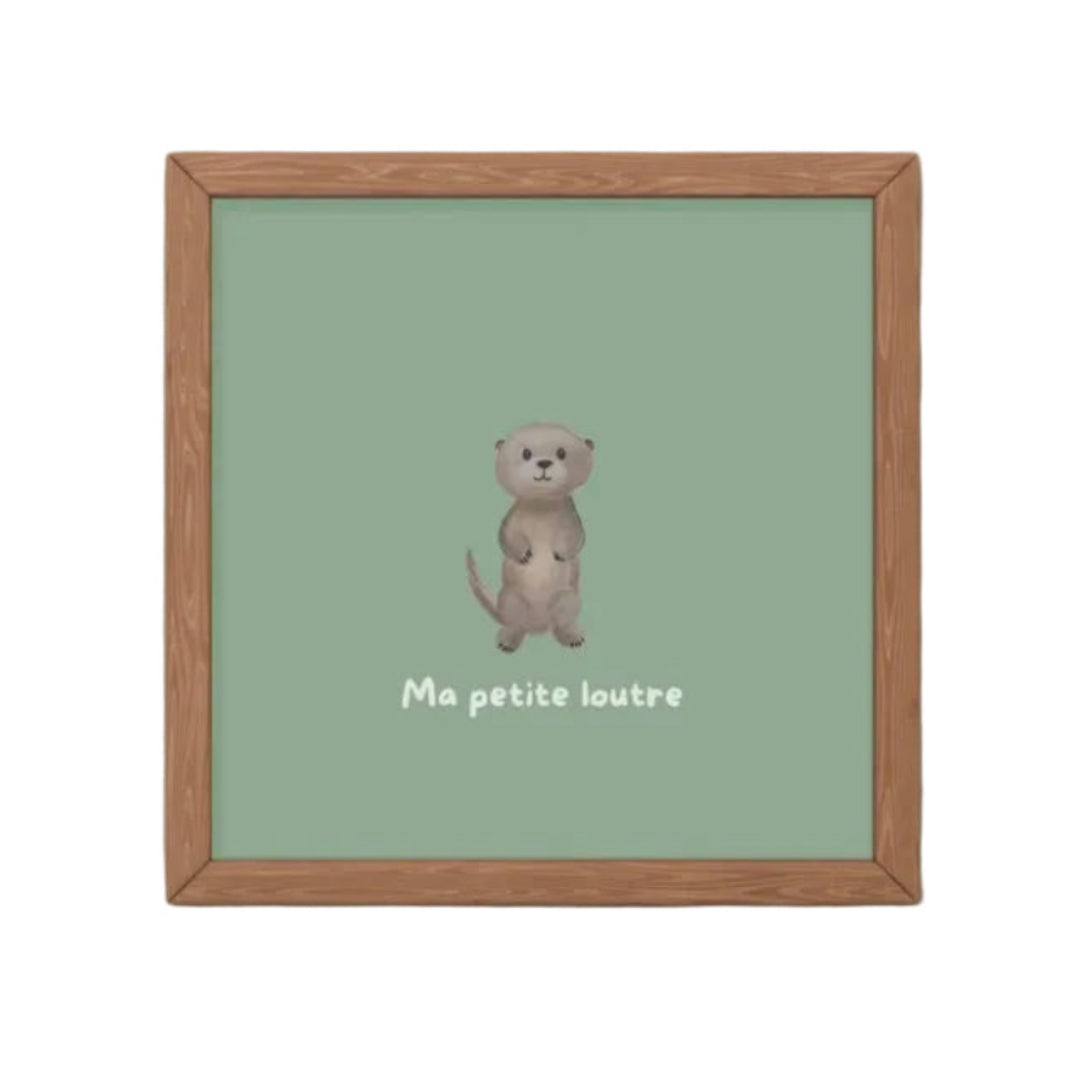 Illustration minimaliste loutre debout mignonne avec texte Ma petite loutre pour décoration chambre bébé thème nature.