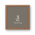 Illustration minimaliste louveteau gris assis regardant vers le haut avec texte Mon petit loup pour décoration chambre enfant thème forêt.