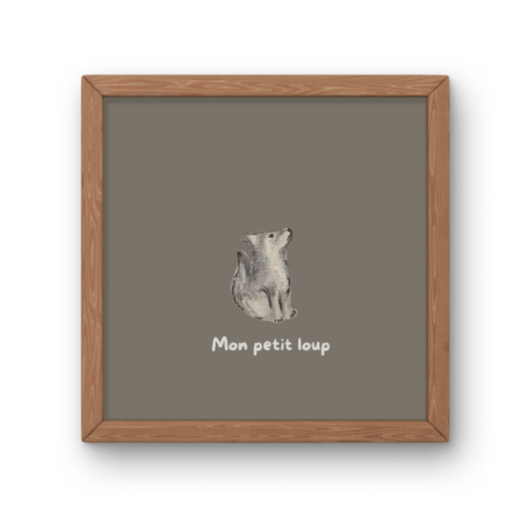 Illustration minimaliste louveteau gris assis regardant vers le haut avec texte Mon petit loup pour décoration chambre enfant thème forêt.