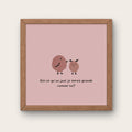 Illustration minimaliste deux oiseaux roses ronds avec texte féminin Est-ce qu'un jour je serais grande comme toi pour décoration chambre fille.