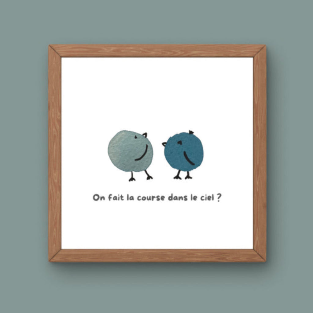 Illustration minimaliste deux oiseaux bleus avec texte On fait la course dans le ciel pour décoration chambre enfant.