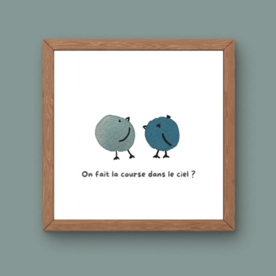 Illustration minimaliste deux oiseaux bleus avec texte On fait la course dans le ciel pour décoration chambre enfant.