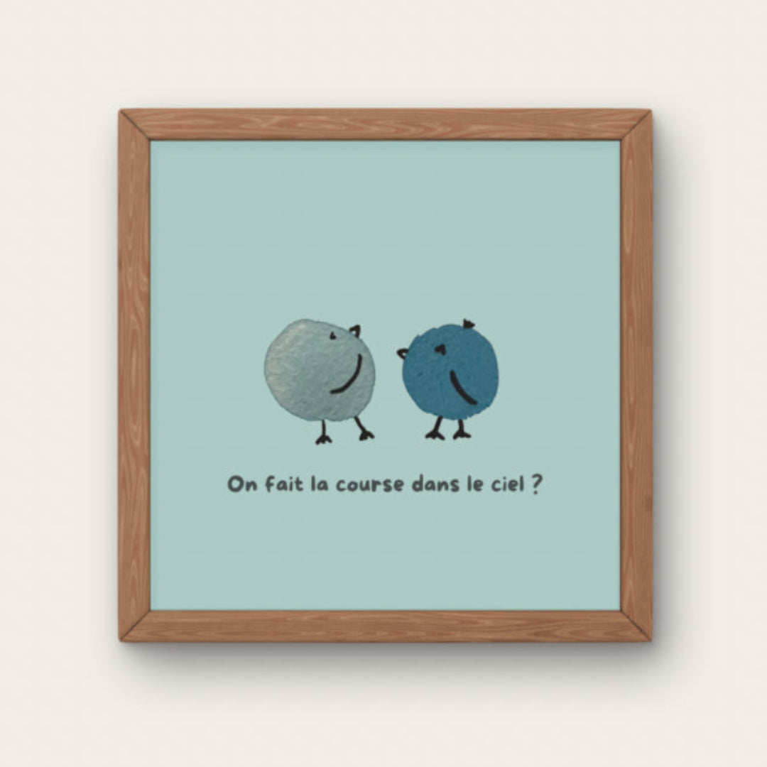 Illustration minimaliste deux oiseaux bleus avec texte On fait la course dans le ciel pour décoration chambre enfant.