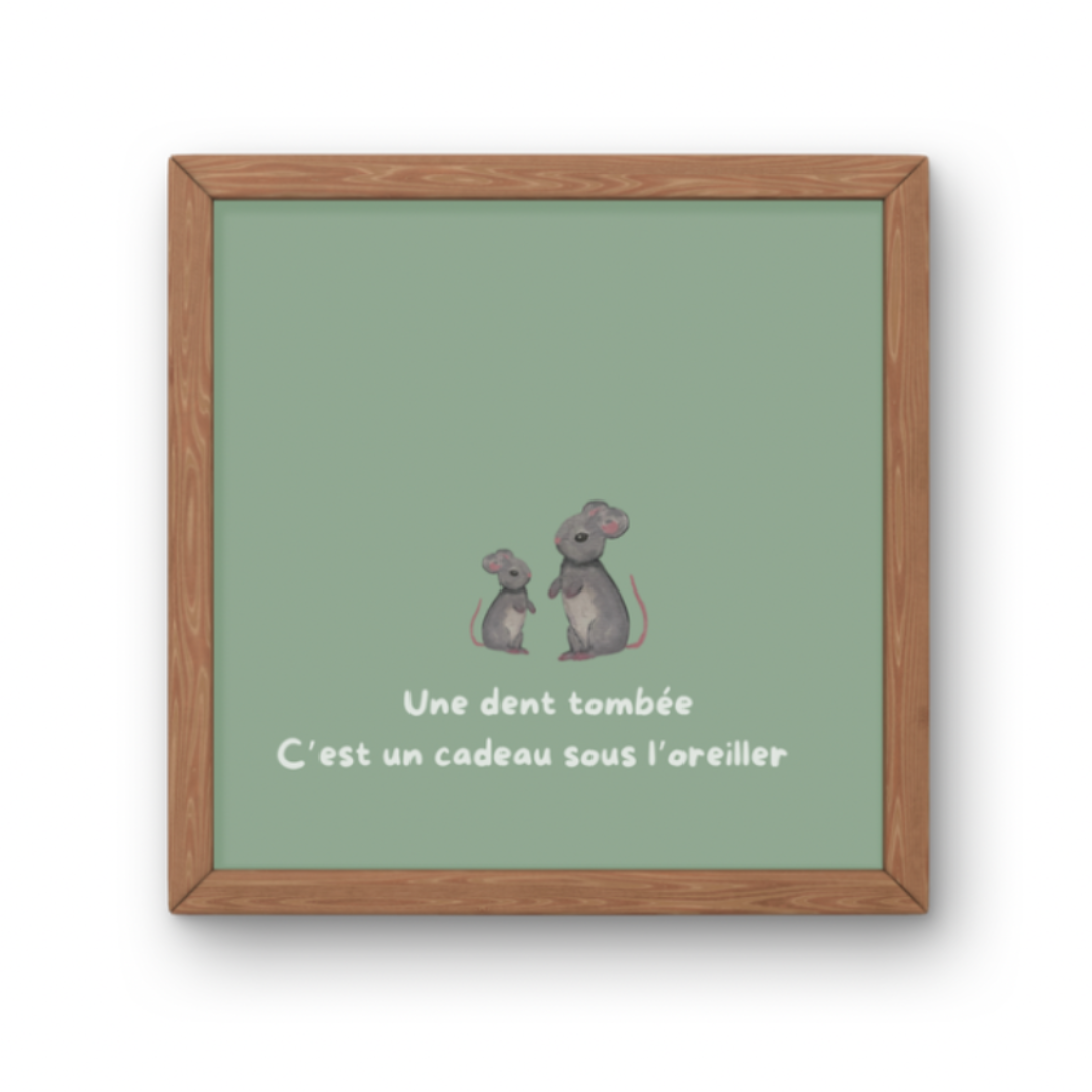 Illustration deux souris grises avec texte Une dent tombée c'est un cadeau sous l'oreiller pour décoration enfant thème Petite Souris.