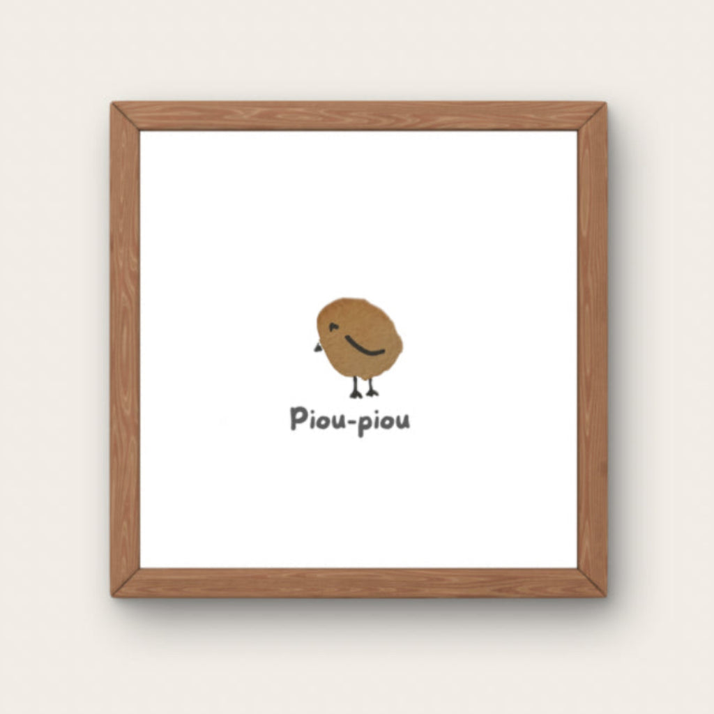 Illustration minimaliste petit oiseau marron rond sur fond blanc avec texte Piou-piou pour décoration chambre bébé.