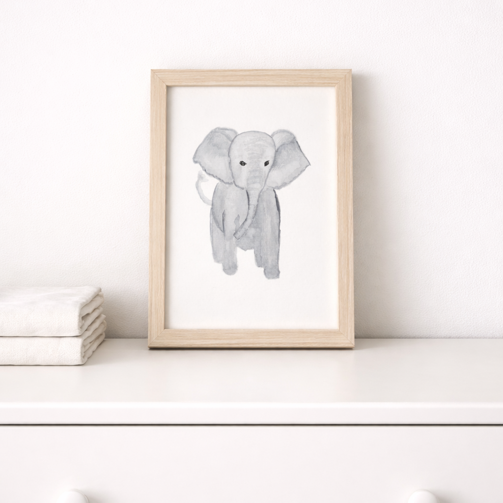 Peinture originale aquarelle représentant un bébé éléphant gris de face, pièce unique pour décoration chambre thème savane.