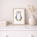 Peinture originale aquarelle représentant un petit pingouin debout avec des touches de jaune, pièce unique pour chambre bébé.
