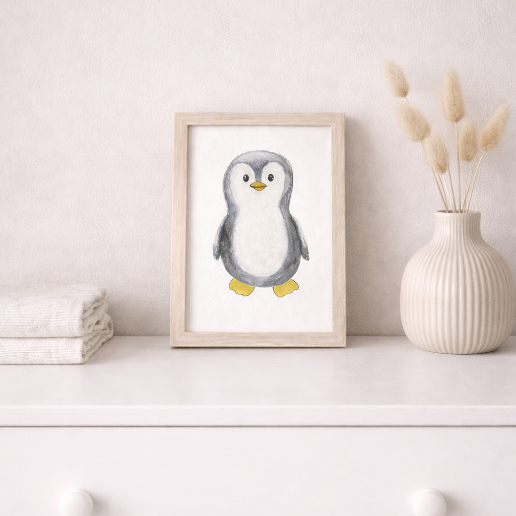 Peinture originale aquarelle représentant un petit pingouin debout avec des touches de jaune, pièce unique pour chambre bébé.