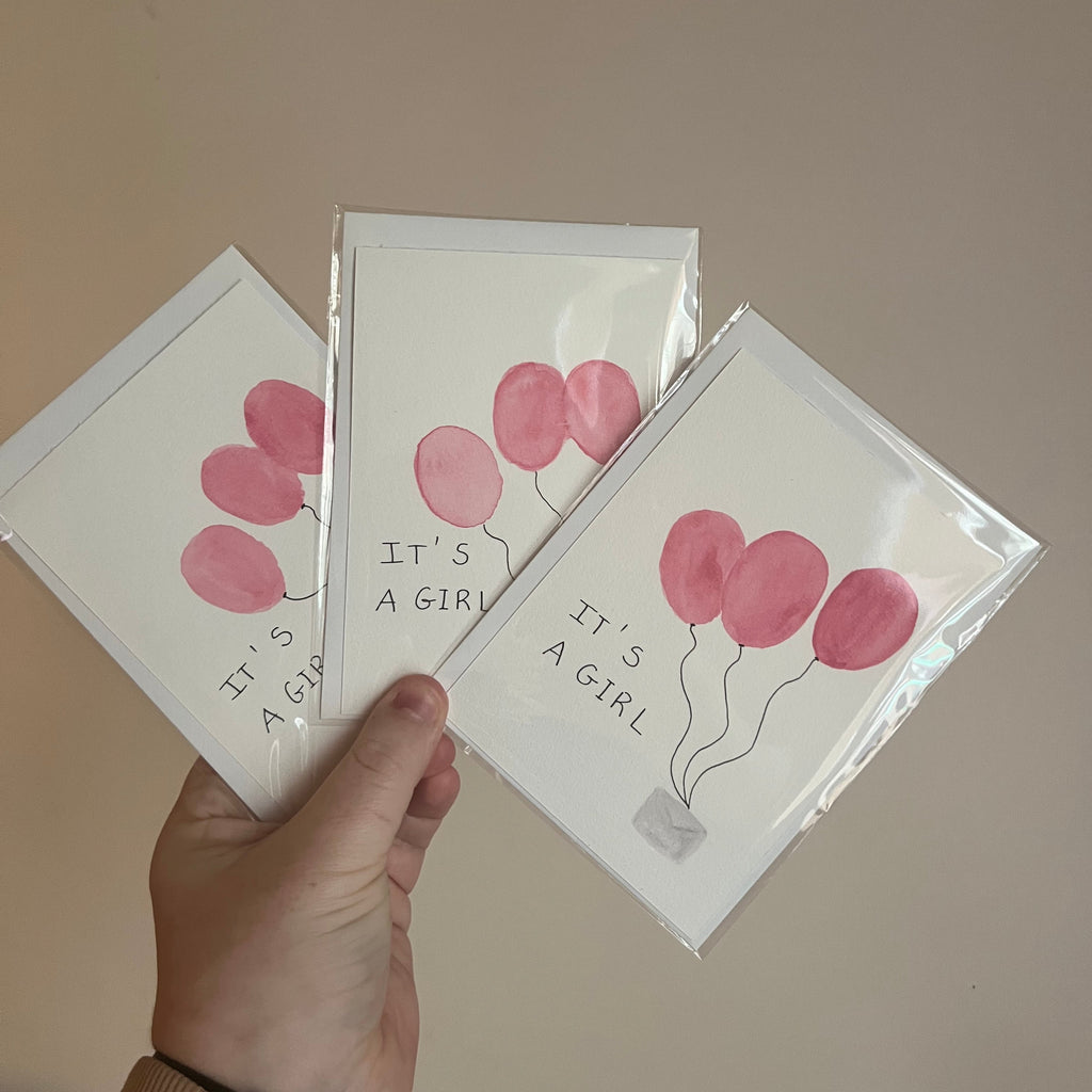 Annoncez la nouvelle avec une carte d'exception. Chaque carte "Fille ou Garçon" est peinte à la main à l'aquarelle. Une papeterie artisanale unique pour un moment magique.