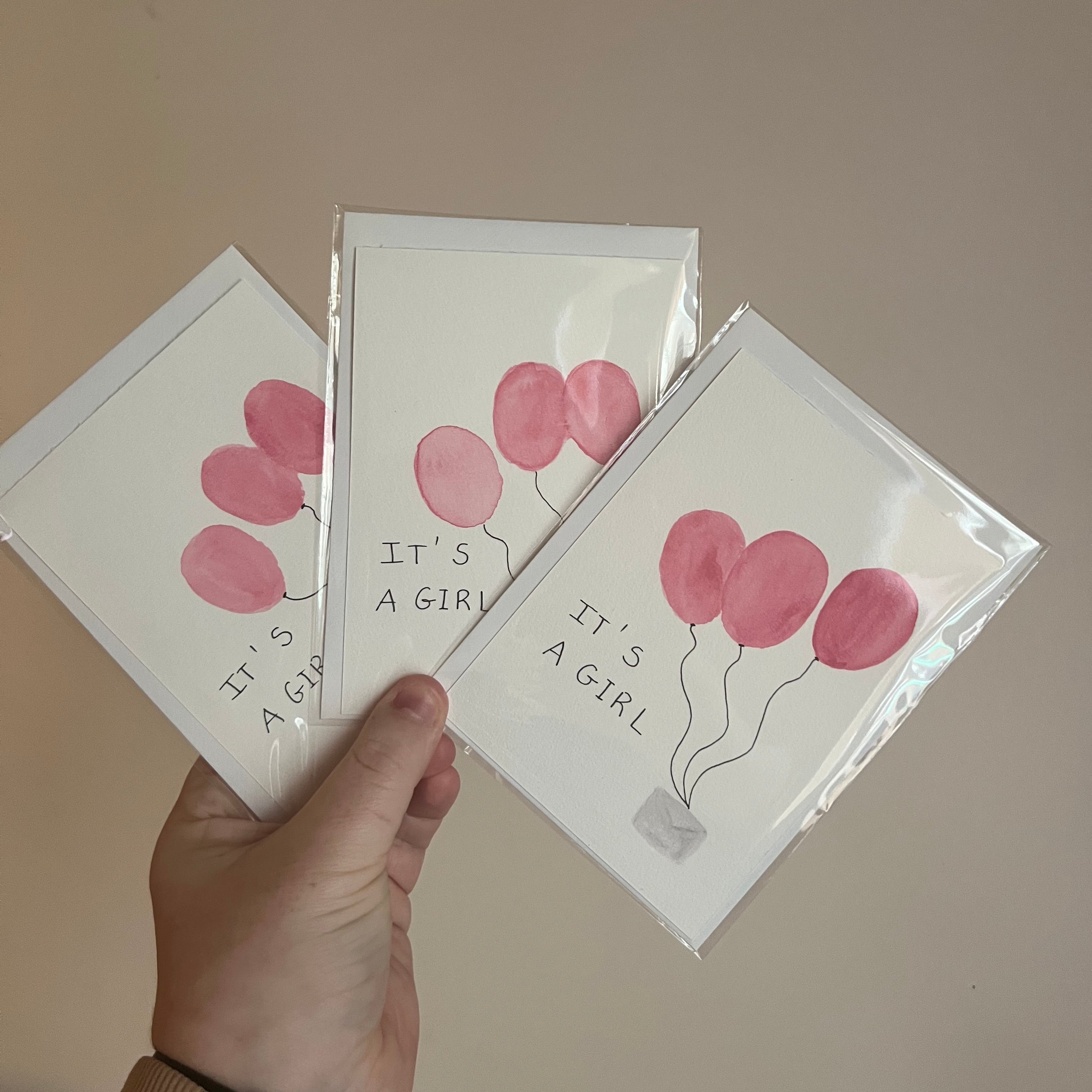 Annoncez la nouvelle avec une carte d'exception. Chaque carte "Fille ou Garçon" est peinte à la main à l'aquarelle. Une papeterie artisanale unique pour un moment magique.