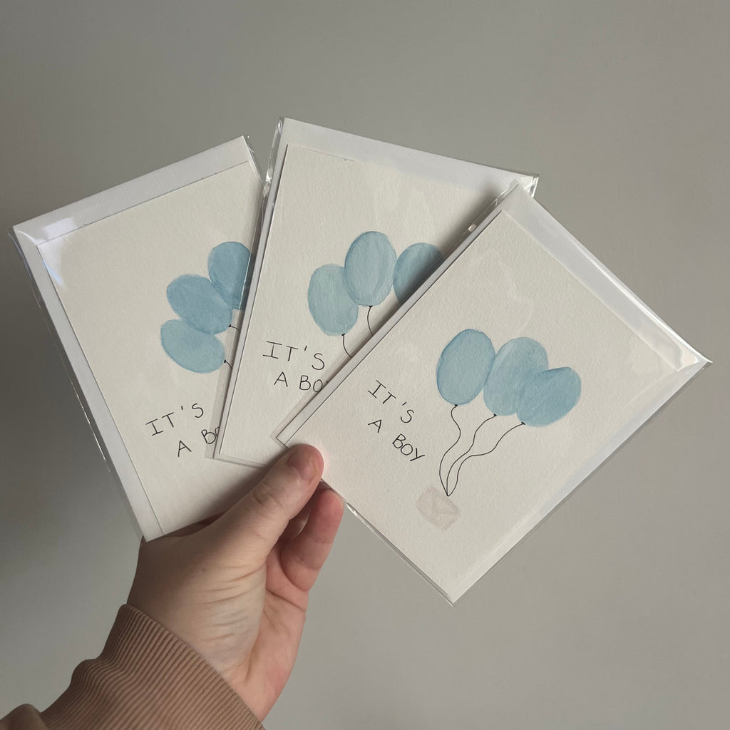 Annoncez la nouvelle avec une carte d'exception. Chaque carte "Fille ou Garçon" est peinte à la main à l'aquarelle. Une papeterie artisanale unique pour un moment magique.